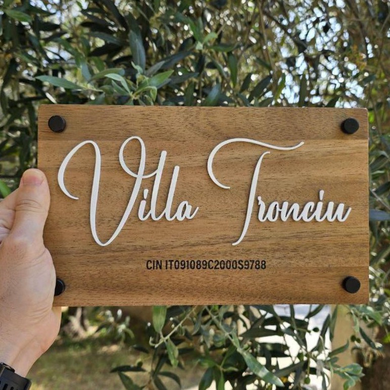 Targa CIN in legno di Acacia con nome struttura in rilievo e CIN inciso a LASER