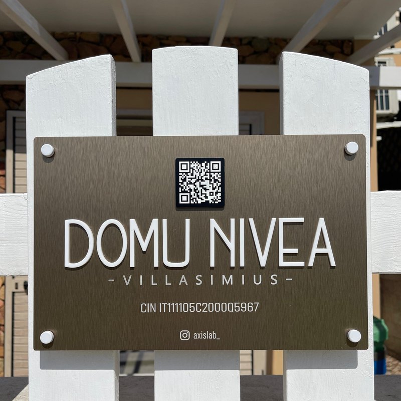 Targa in alluminio composito con nome in rilievo, QR code e codice CIN inciso a LASER