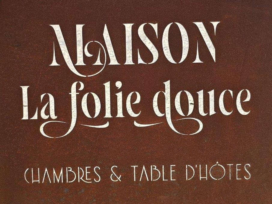 La stessa targa già ossidata, con la patina color ruggine