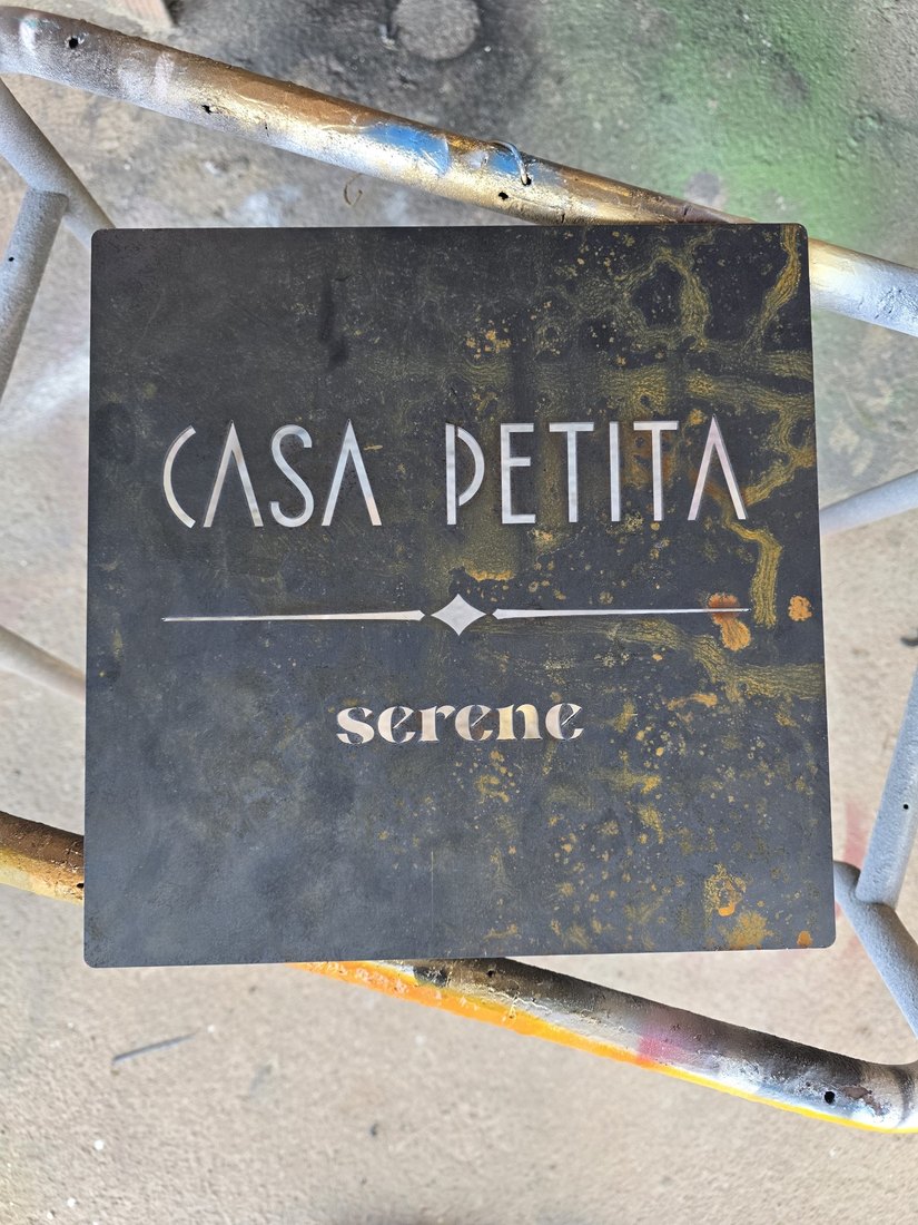 Targa in CorTen nelle prime fasi dell'ossidazione, con scritta e filetto traforati