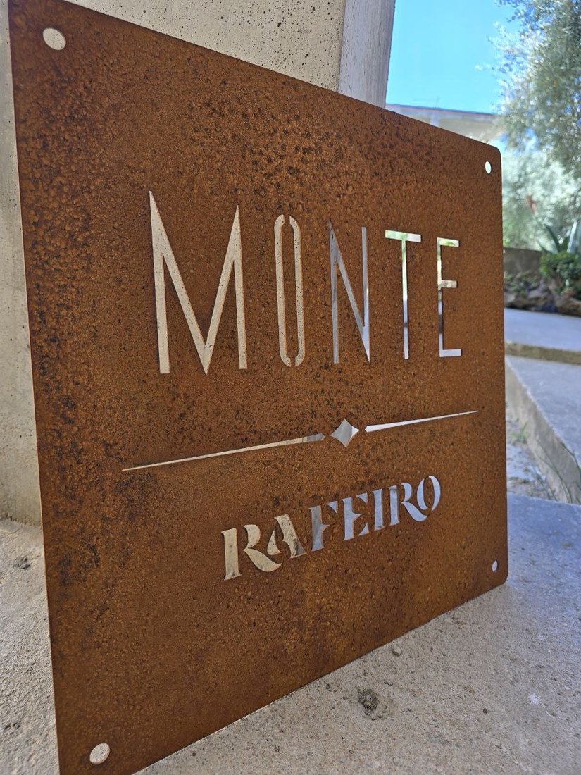 Targa in CorTen arrugginita con lettere alte e filetto con rombo