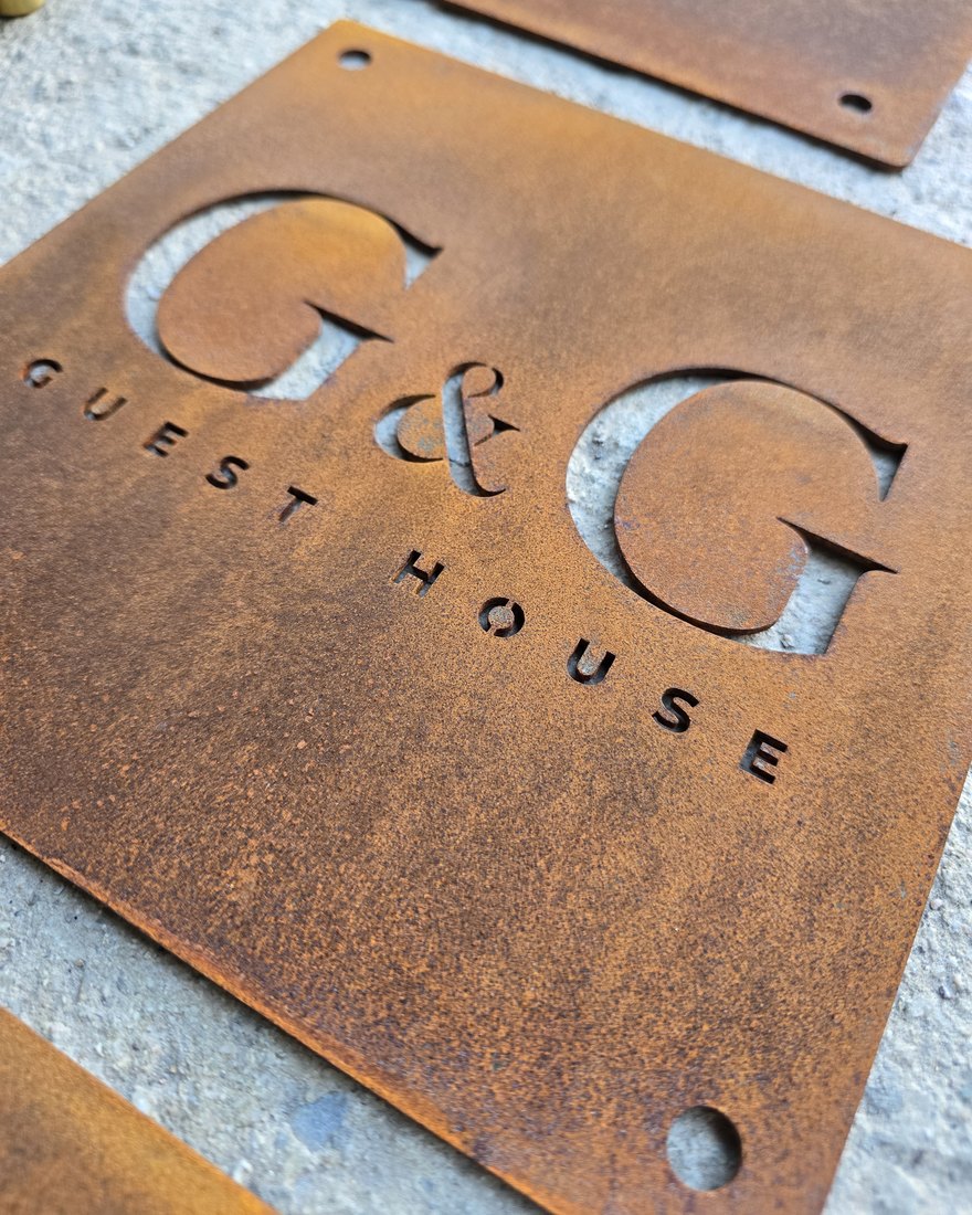 Targa in CorTen con monogramma traforato