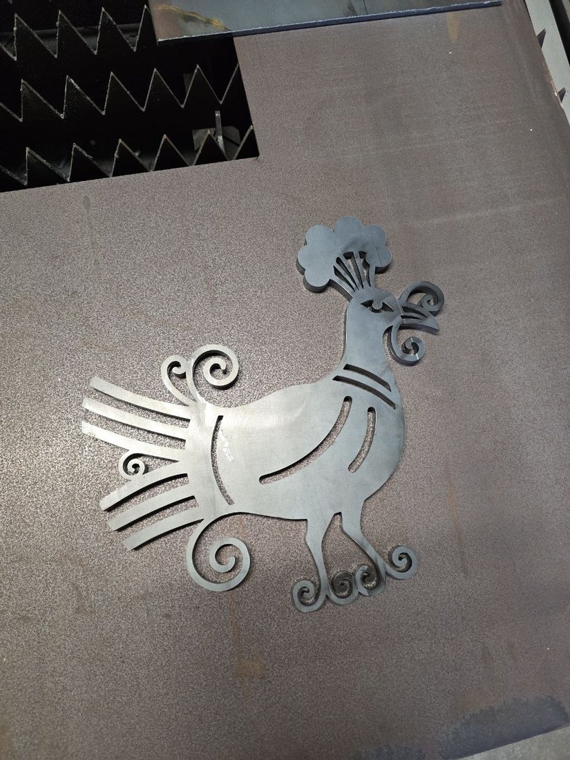 Uccello decorativo in CorTen appena tagliato, sul banco del LASER