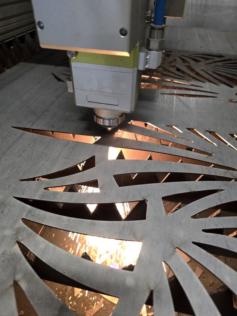 La testa del LASER mentre taglia una lamiera di CorTen, tra le scintille