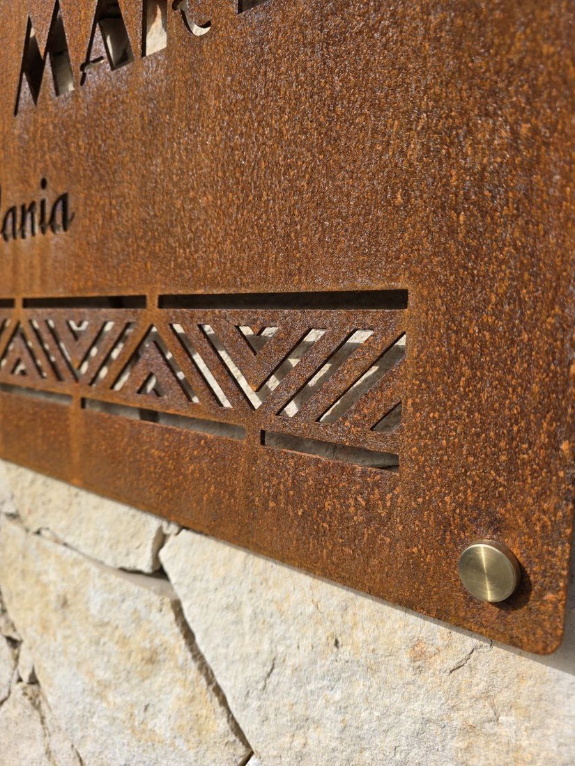 Decoro geometrico traforato in un'insegna in CorTen, da vicino