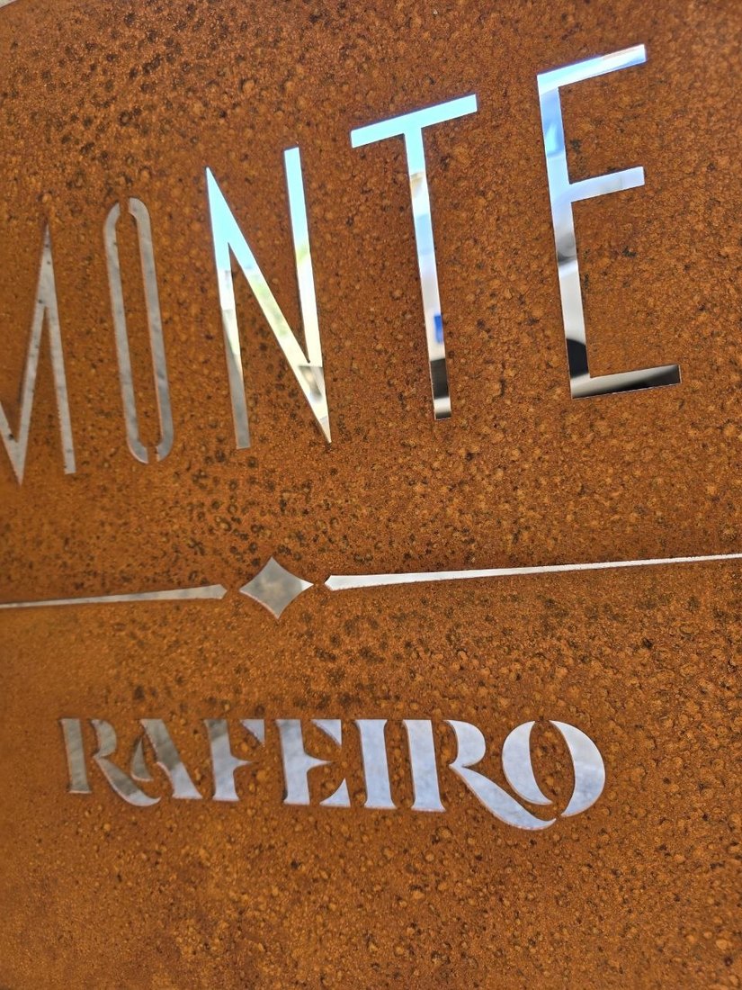 Lettere traforate nel CorTen arrugginito, con filetto e rombo
