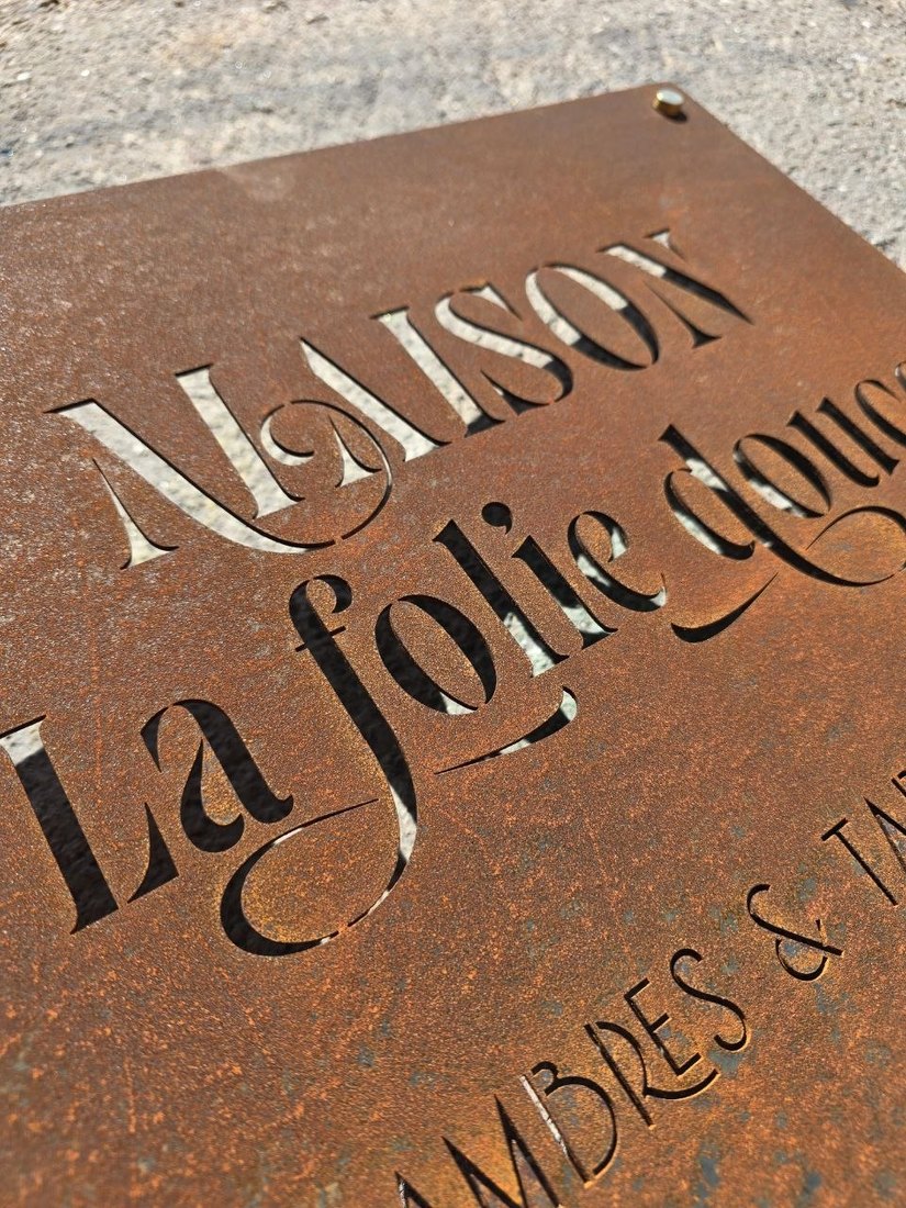 La patina del CorTen da vicino, attorno alle scritte traforate